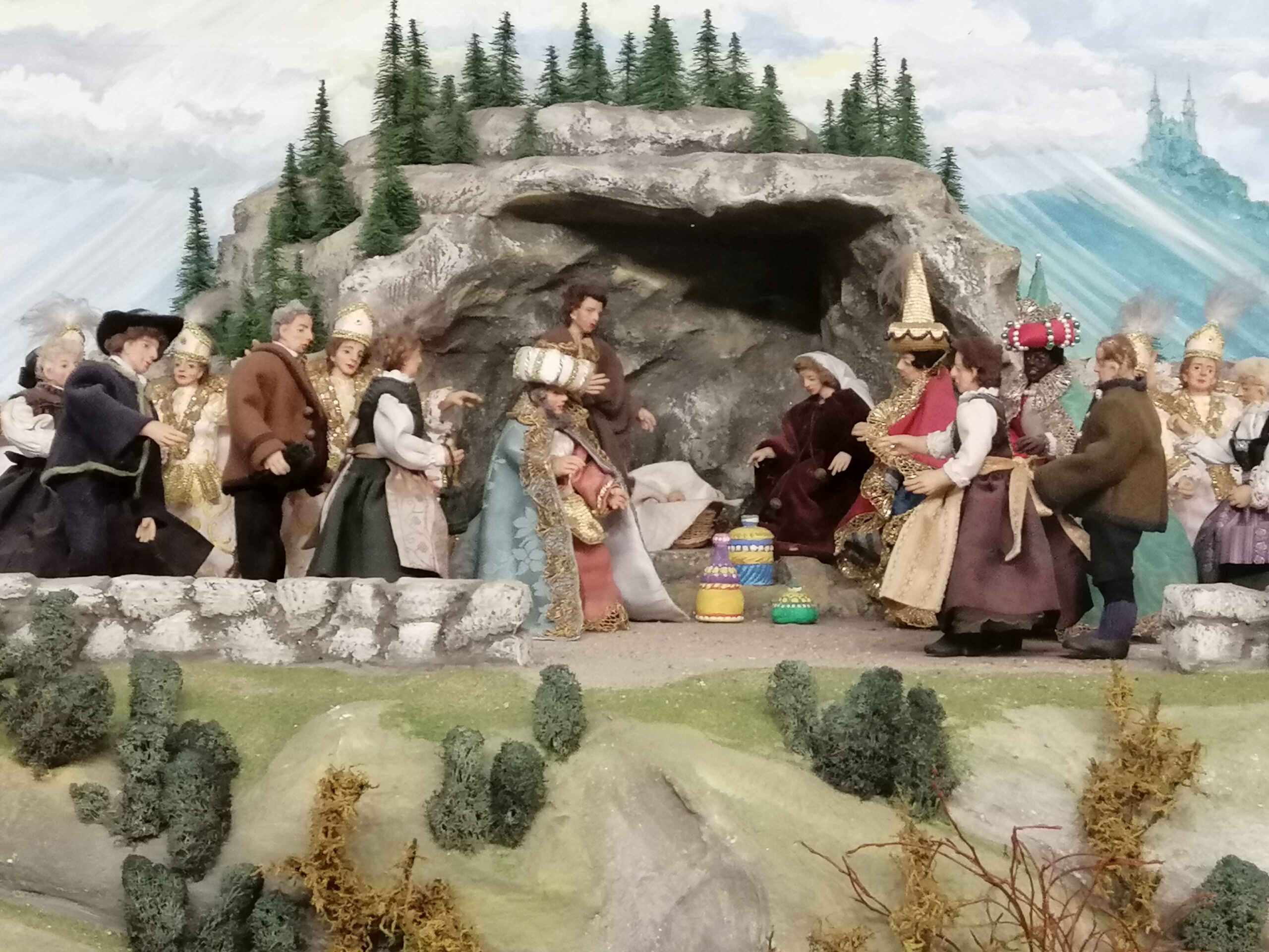 Alte Tür mit sommerlichen Blumenschmuck